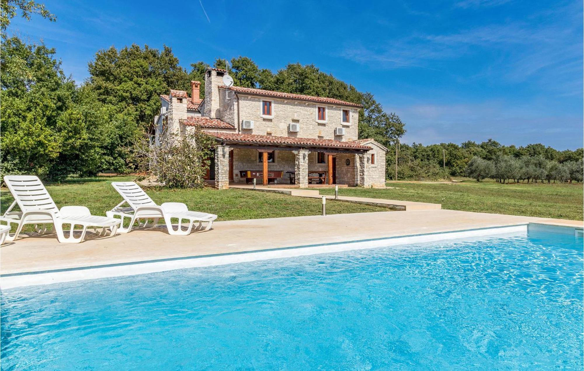 4 Bedroom Awesome In Pula * Muntic